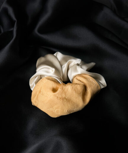 Scrunchie Notre Dame upcyclé